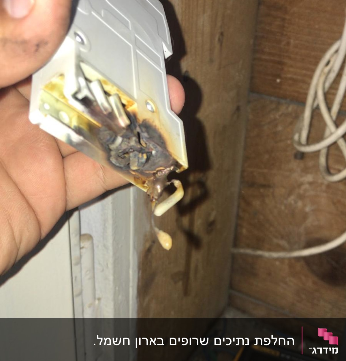 שקע חשמלי שרוף ומד מתח עם חוטים